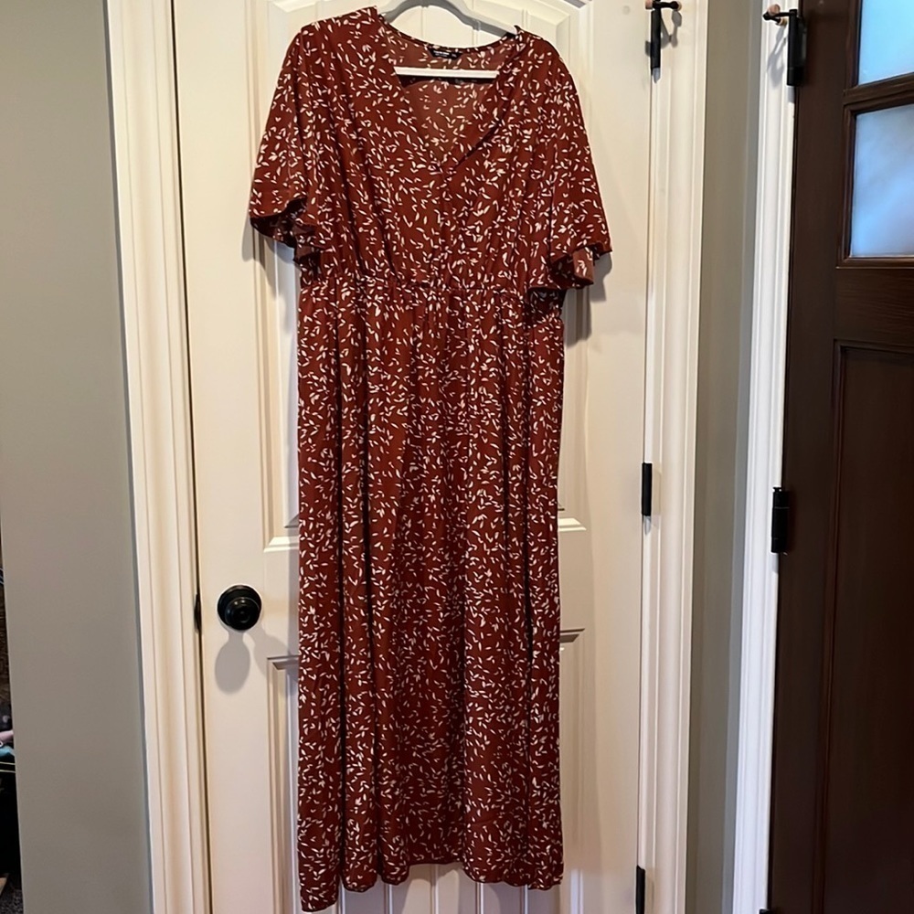 Pretty boho rust dress with leaf print maxi length flutter sleeve size 3XL